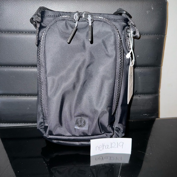 Lululemon Water Bottle Crossbody with Front Pocket 2L- Black - Picture 3 of 8